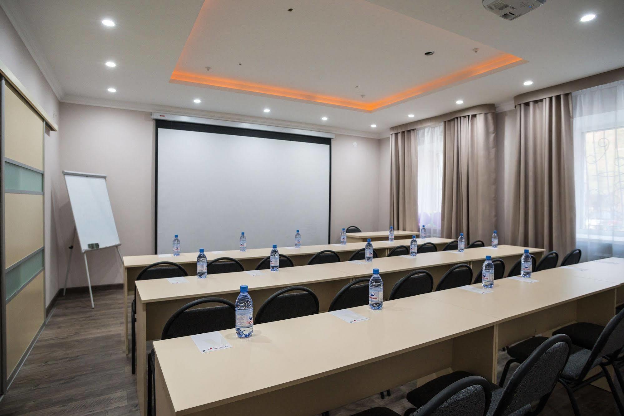 Red Village Hotel Astana Luaran gambar